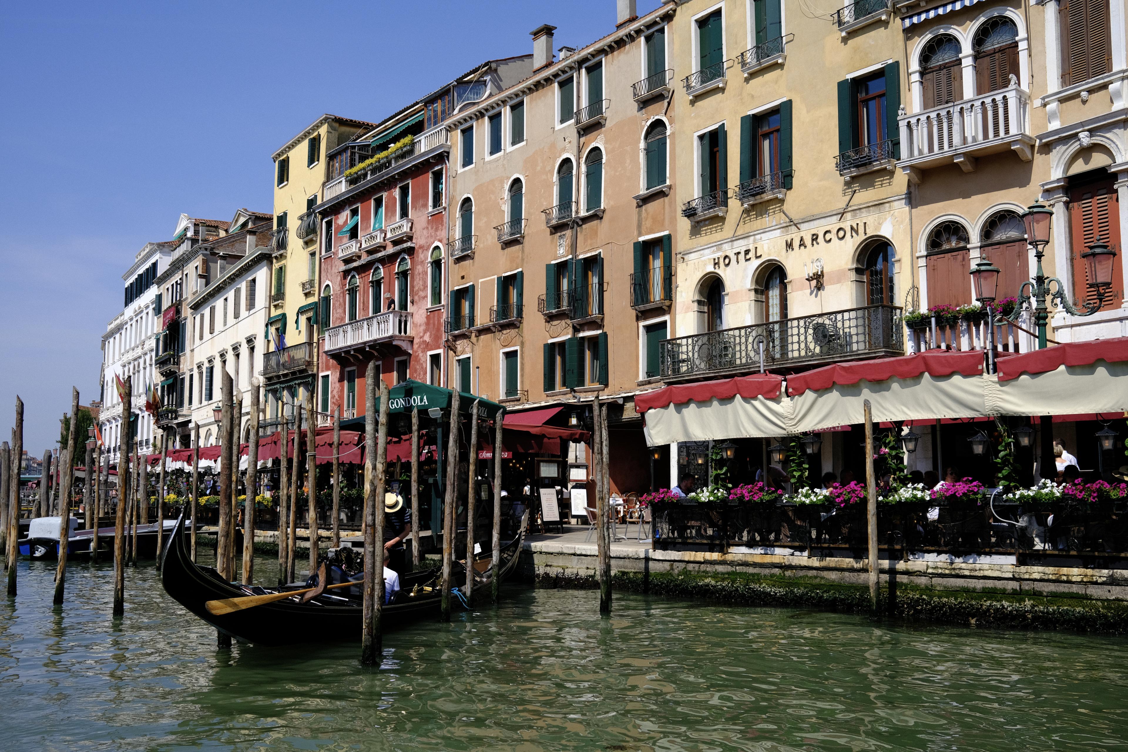 Rialto bridge gondola stop